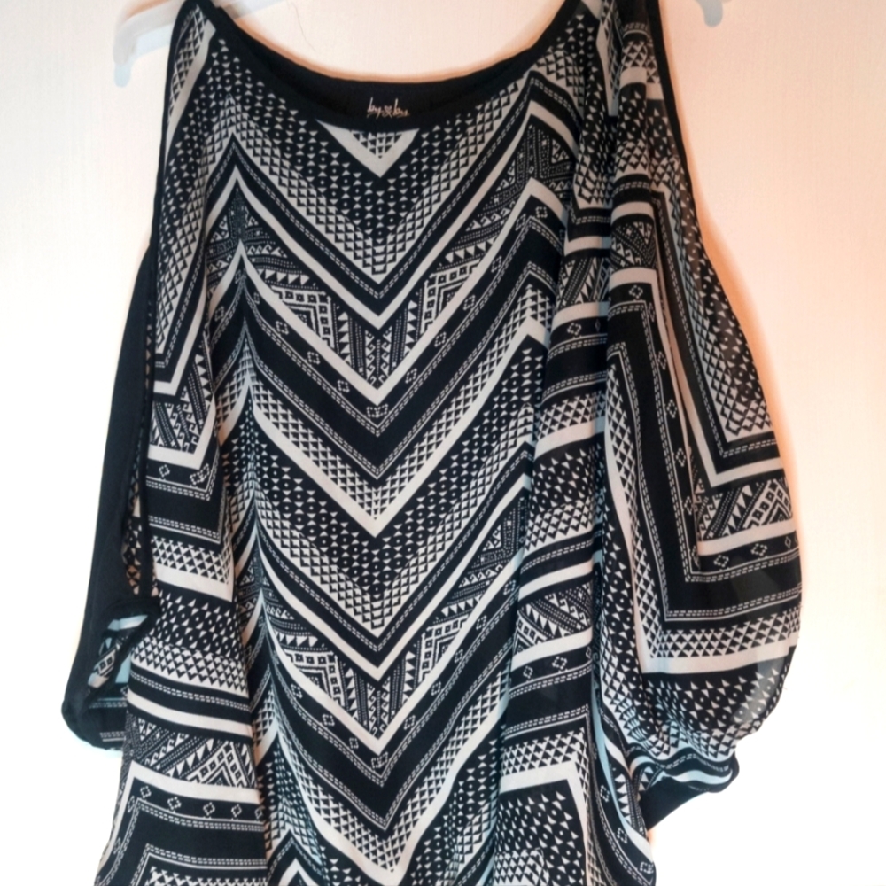 By X By Cute Geometric Top